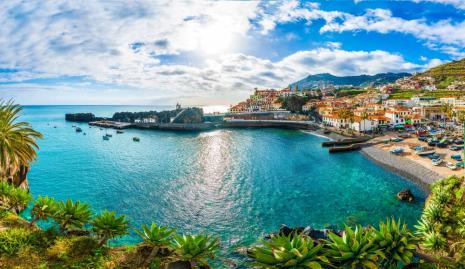 Bild mit Blick auf Camera de Lobos - Stadt auf der portugiesischen Insel Madeira